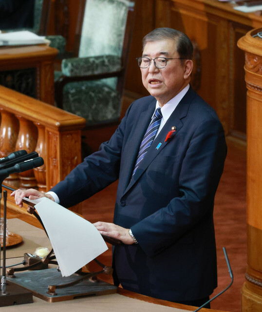 【政治】国会党首討論中に「堂々とお昼寝」批判　疑われた大臣、石破首相の後方で目つぶり微妙姿勢　ネット騒然「いきなり寝るなよ」「居眠りにしか見えない」