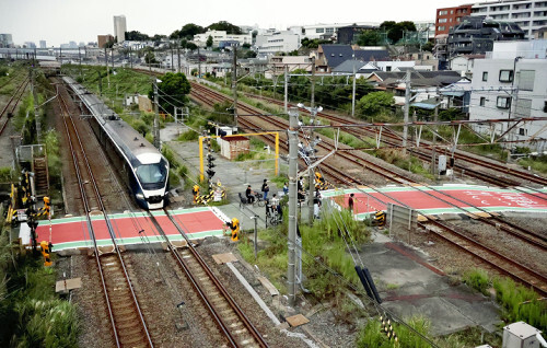 【神奈川】死亡事故の全長45メートル踏切、市長は廃止方針　住民は存続求める