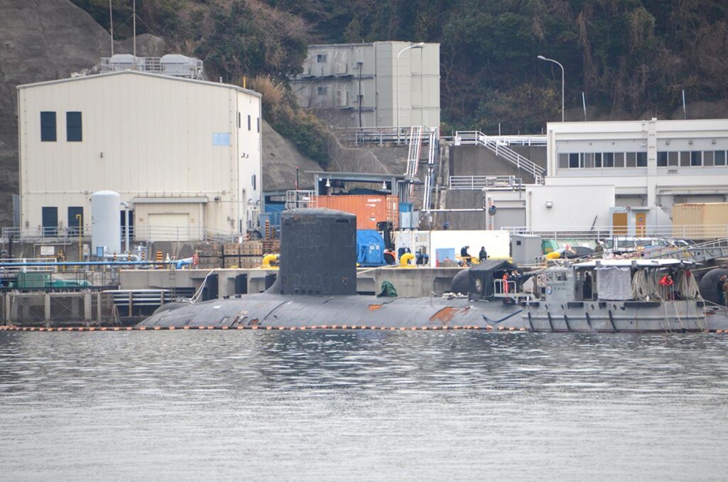 【神奈川】米海軍原子力潜水艦「シーウルフ」が横須賀基地を出港