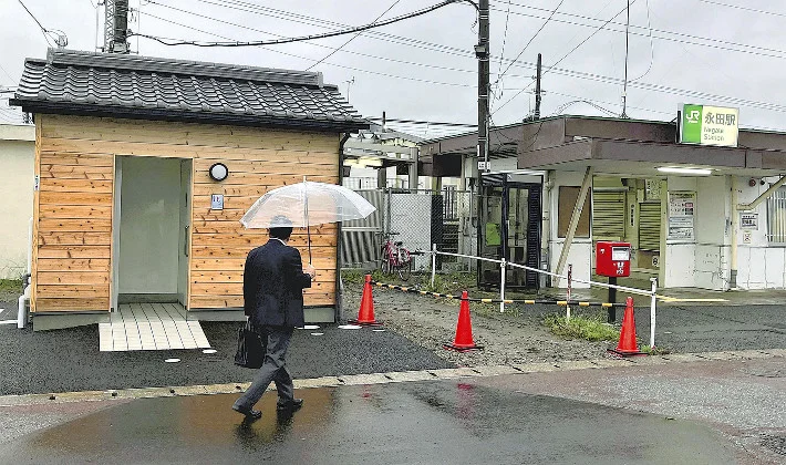 【事件】駅ホームで全盲男性を蹴った疑い、３４歳男を逮捕…多目的トイレ利用後「せかされたと思い腹が立った」