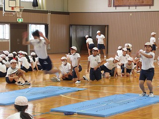 １０歳男児のボール投げ、６０年前より大幅低下…身長や反復横跳びは現代っ子が上