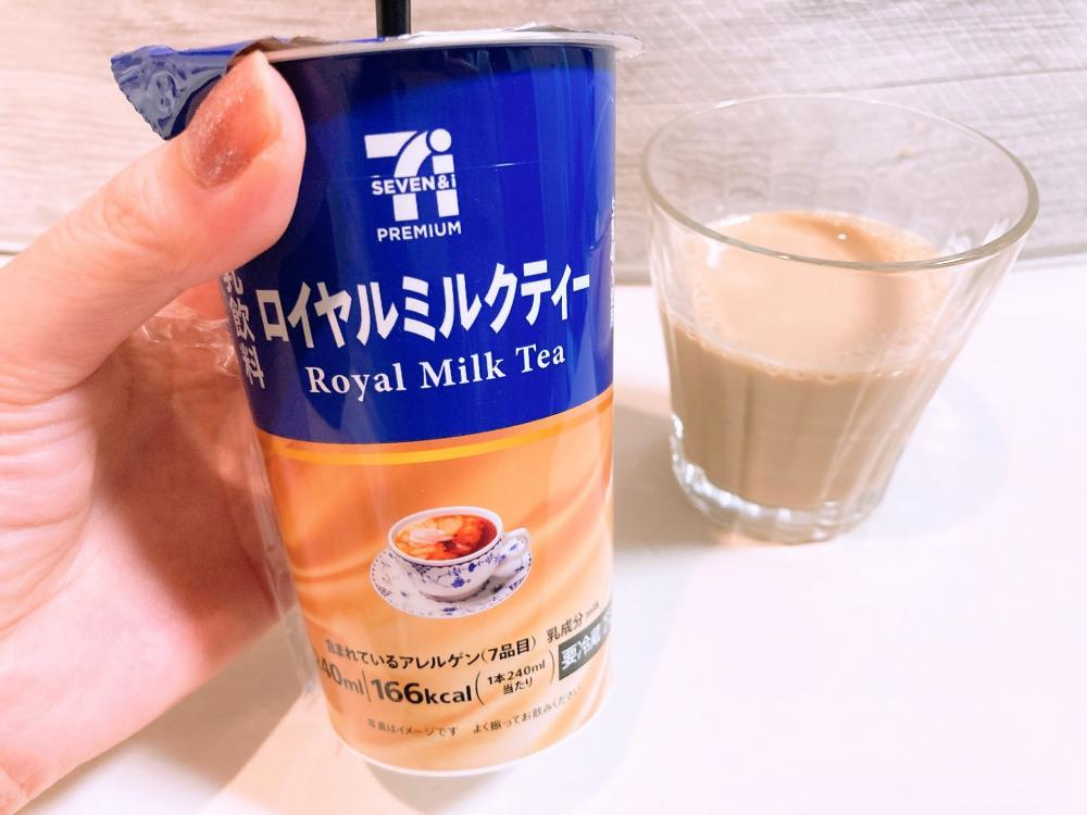 コンビニでミルクティーをちょっとだけ飲み棚に戻す