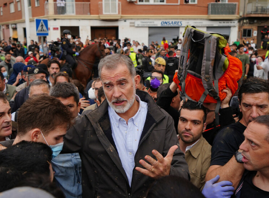 スペイン国王が洪水の被災地訪問、住民は抗議　国王一行に泥投げる