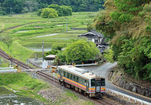 JR芸備線「200万円の収入のために営業費用は2億円」→とっとと廃止しろやww