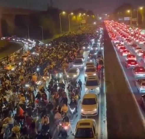 【動画】中国、大学生10万人で50キロ離れた都市まで自転車で向かい現地の肉まん食べる行為が社会問題に