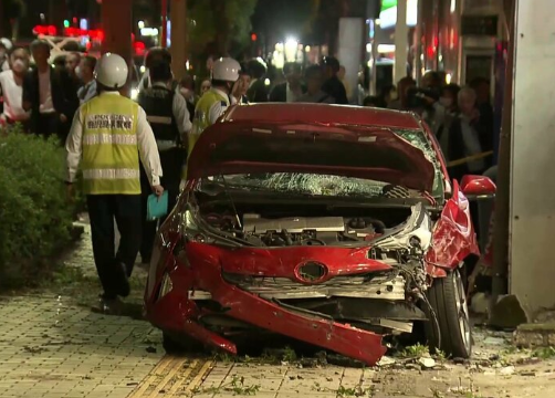 再）歩道に向けてミサイルが発射される。4人はねられ1人死亡1人重体。車カス84歳運転のトヨタ・プリウス