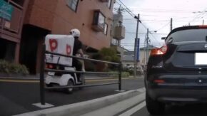 【宅配ピザ】ピザーラの配達バイク、歩道を疾走！危険運転の波紋　動画拡散で批判相次ぐ