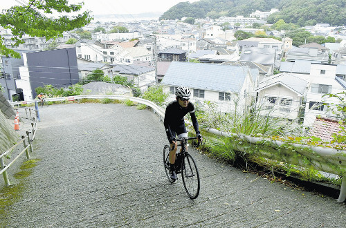 「坂バカの聖地」として知られる坂道、自転車で上り切れたら制覇認定証を発行　 　　成功率は10%程度