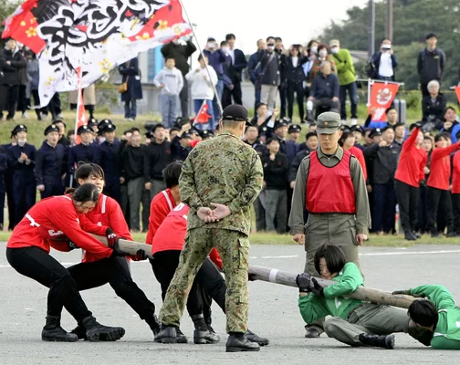 海軍兵学校の伝統継ぐ「棒倒し」の替わりに「棒引き」…防衛大学校の開校記念祭で女子の新競技