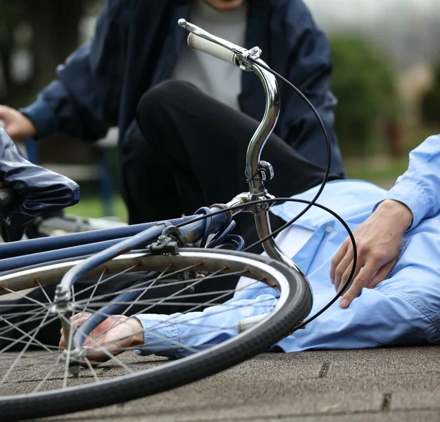 【自転車】耳はイヤホン、目はスマホが当たり前の配達員。衝突事故を起こすも謝罪が出てこない…。規制強化で悪質な自転車ドライバーがいなくなる日は来るのか。