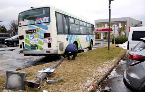 病院ロータリーで路線バス暴走…駐車場の車13台に次々衝突し街灯なぎ倒す　運転手は意識はっきりせず