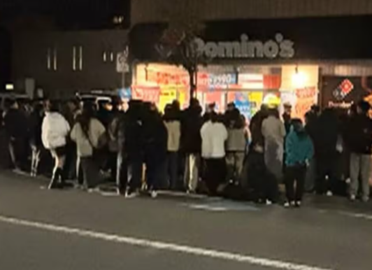 【社会】「Xマスパーティー中止に」予約の“ドミノ・ピザ”がイブの夜に届かず　店には配達員と客が溢れ…担当者「急な人員不足」