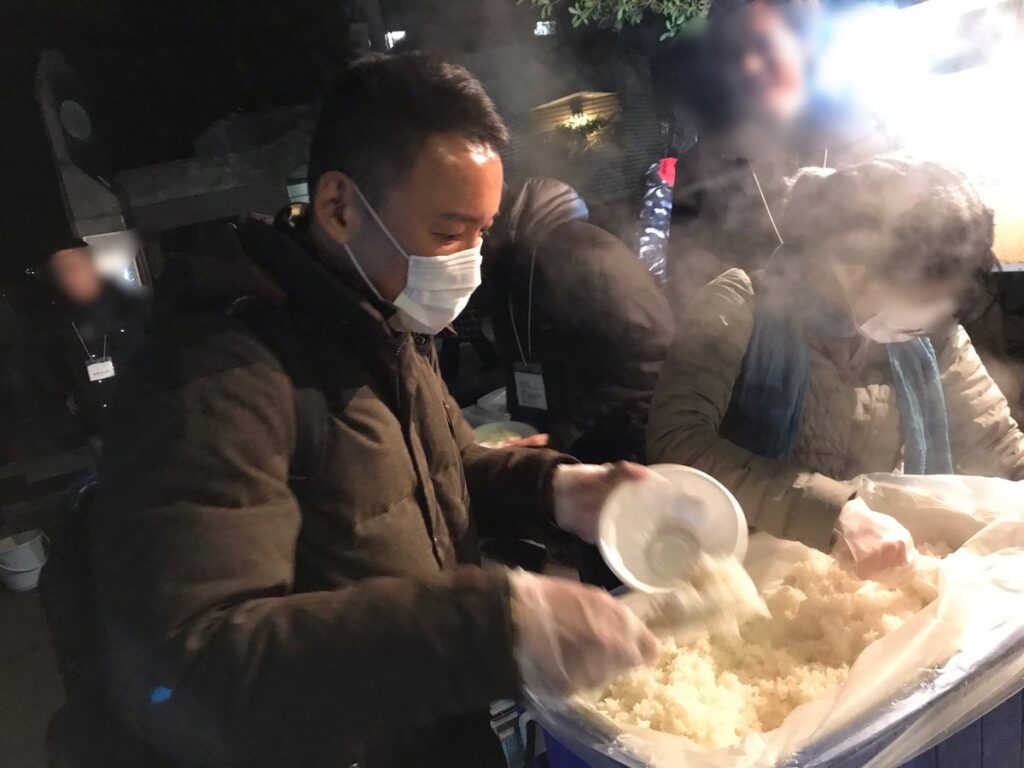 自民党の政治屋どもが暖かい高級ホテルで飲んだくれる一方、山本太郎は今年も炊き出しで年越し