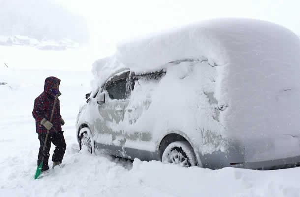 秋田では雪道でスタックした車に「大丈夫か？今助けるから待ってろ」っておっさんが現れる事多し！