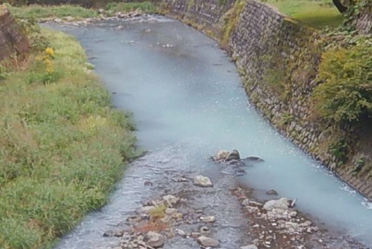 【山梨】「認識不足だった」 ペンキを不法投棄➡川が白濁➡魚約10匹死ぬ 県が投棄した男性に行政指導 上野原市