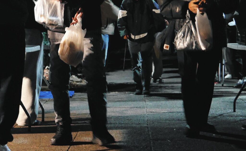 「今の日本では希望を抱けない」年末の食品配布会で悲痛な声を聞いた　物価高の2025年、利用者は過去最多に：東京新聞