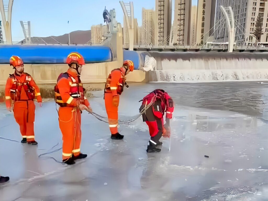 【中国】川で泳いでいた市民、氷の下から出られなくなり死亡