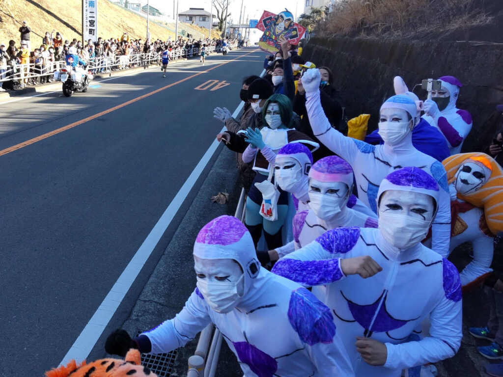 【箱根駅伝】フリーザ軍団、箱根駅伝で沿道から応援！ランナーより目立つ！