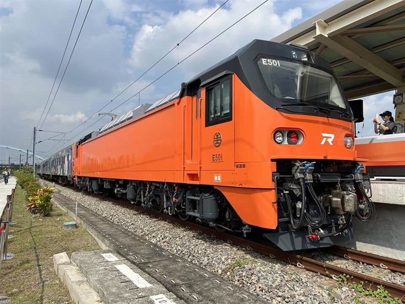 台湾鉄道、日本製の新型機関車が脱線　けが人なし