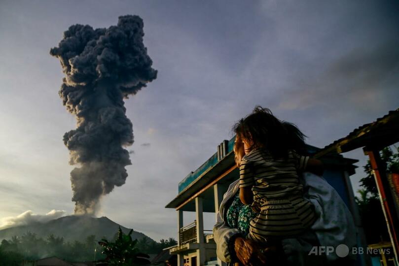 【AFP】 インドネシア東部で噴火、警戒レベル最高に引き上げ