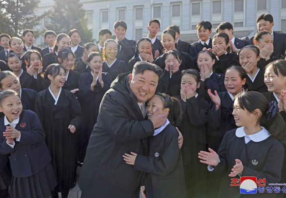 【産経新聞】 金正恩氏、訪朝の朝鮮学校児童・生徒らと記念写真　「総連の担い手育成」求める