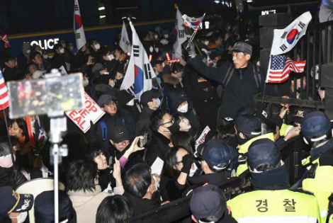 【産経新聞】 韓国大統領を逮捕、現職初　地裁「証拠隠滅の恐れ」　支持者らが地裁に乱入し施設破壊