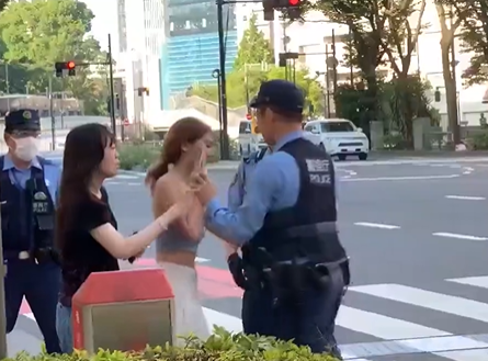 【土民】日本の警官に暴行するチャイナの女。移民を止めないとこれが日常になるんだよ。マジだよ。日本人と感覚が違うから