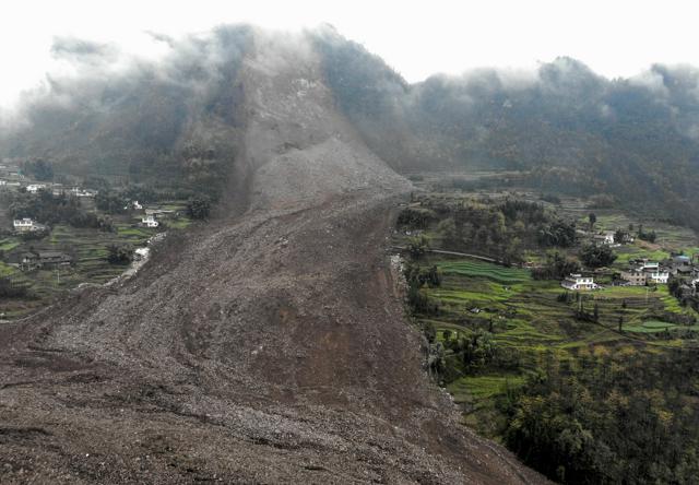 中国四川省で大規模な土砂崩れ　1人死亡、28人と連絡取れず