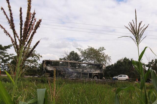 メキシコ衝突事故、41人死亡　バスとトラック炎上