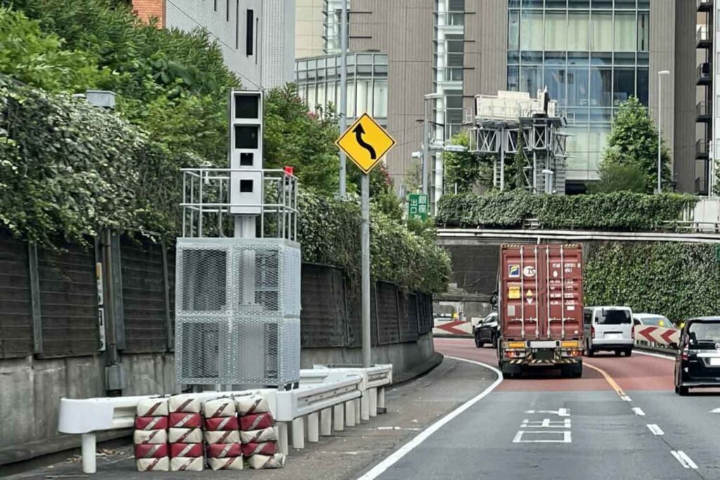 【都市伝説】時速200km以上で抜ければ撮影できない……なんて高速で走り抜ければオービスに映らない話は都市伝説だった