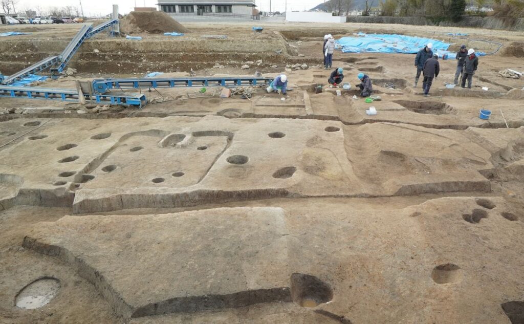【京都】継体天皇期の建物跡が出土、北陸から大和に入る前に置いた都「弟国宮」の候補地…付近に渡来人との関係も指摘される支援者の墓