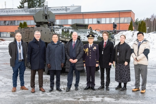 【陸自】ついに完成！ 北欧生まれの自衛隊向け戦闘車両 現地大使館が画像を公開