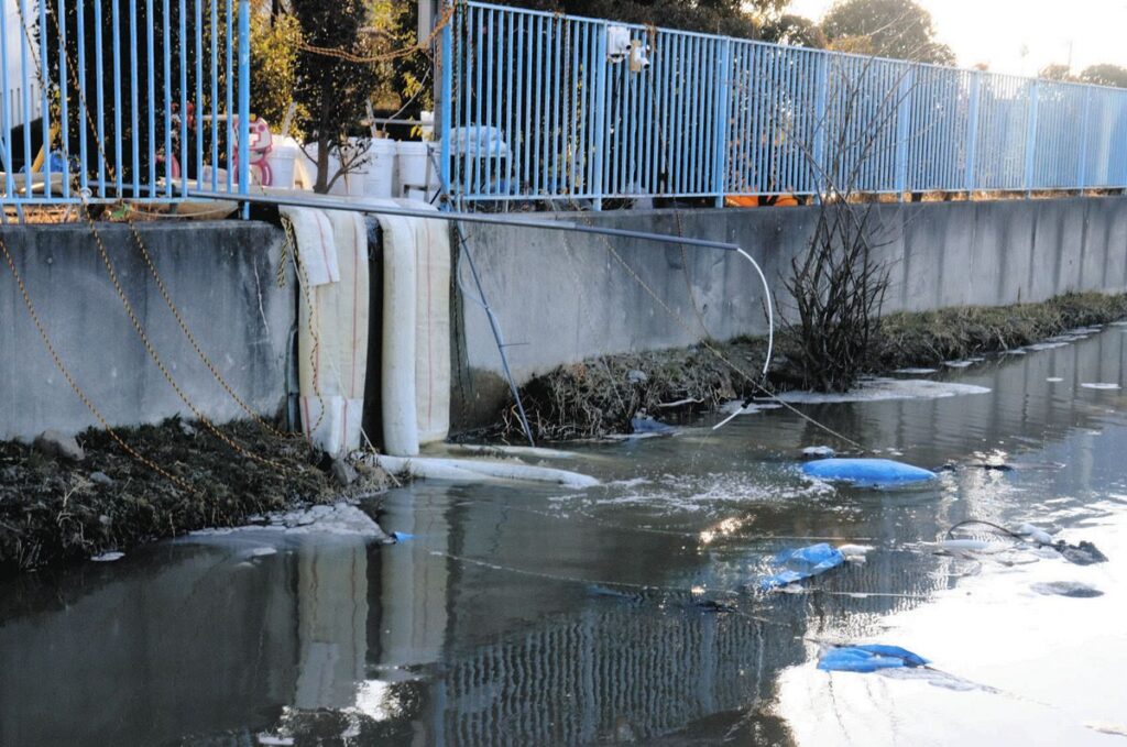 【埼玉県春日部市】「この臭い、夏場まで続くとどうなるのか」 汚水放流もう1カ月、川近くの住民の不安
