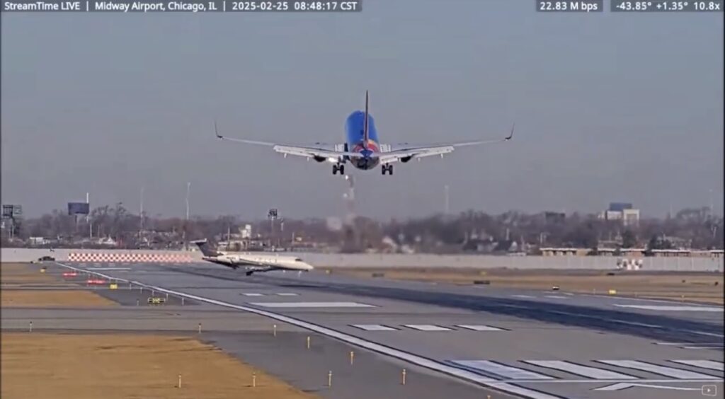 【動画】滑走路着地した瞬間の旅客機の前を「ちょっと通りますよ～」と横切る小型ジェット