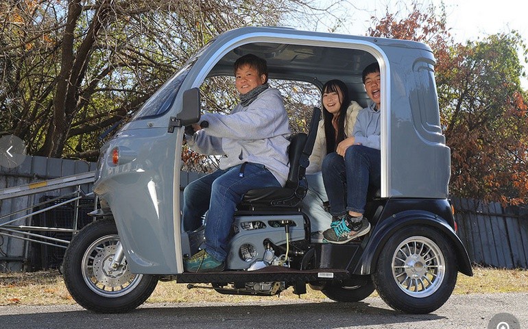 バイクとクルマの“いいとこ取り”車検なしで保険も税金も安価な250ccのトライクが登場