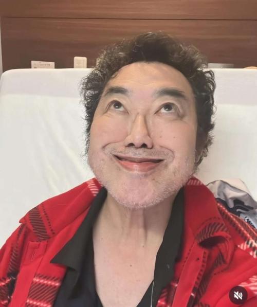 【芸能】｢変な動きやりすぎて…｣ コロッケ、"人工間接"を入れたことを報告し、術後の腫れた両膝を公開