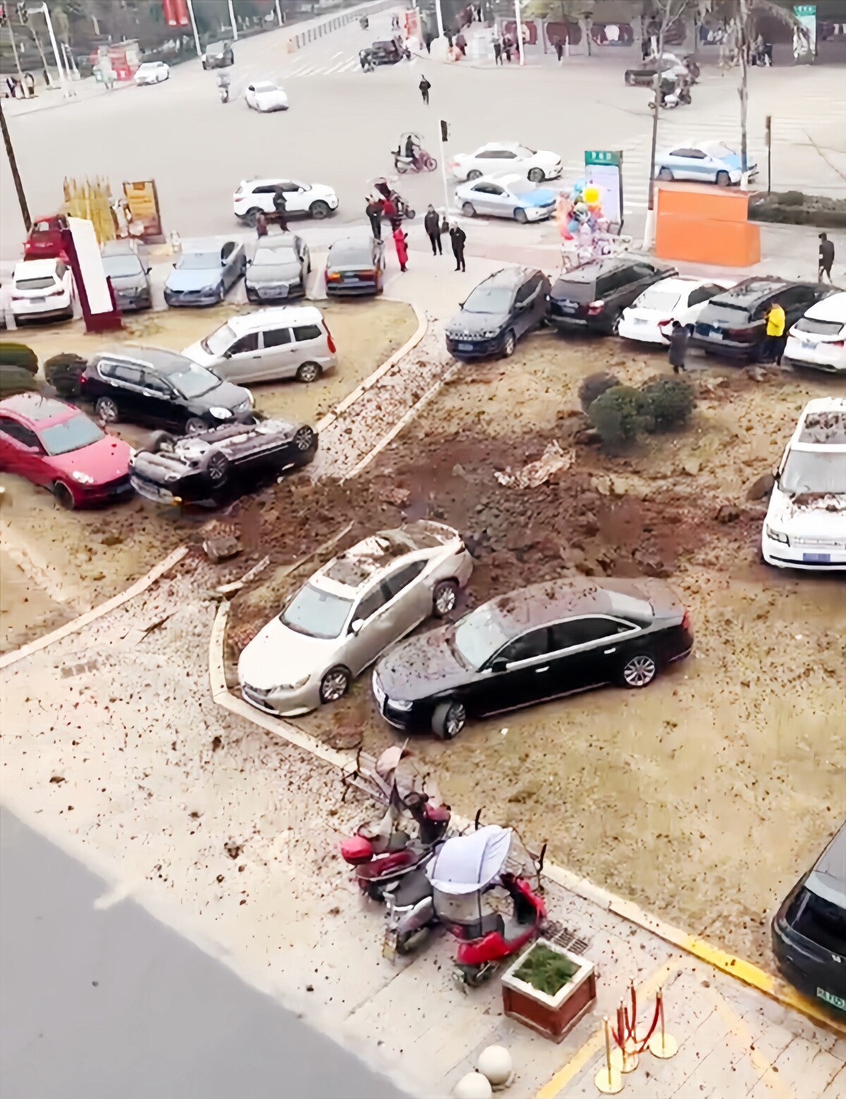 【中共メディア】チャイナでまた下水道に爆竹投下、大爆発でレクサスなど高級車が被害に