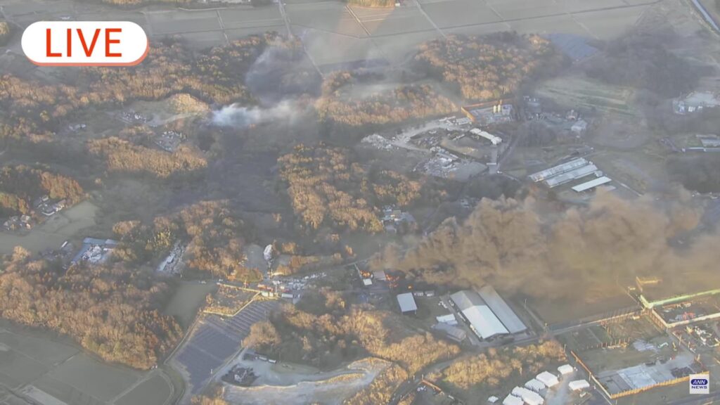 茨城・常総市で火災 消火活動続く