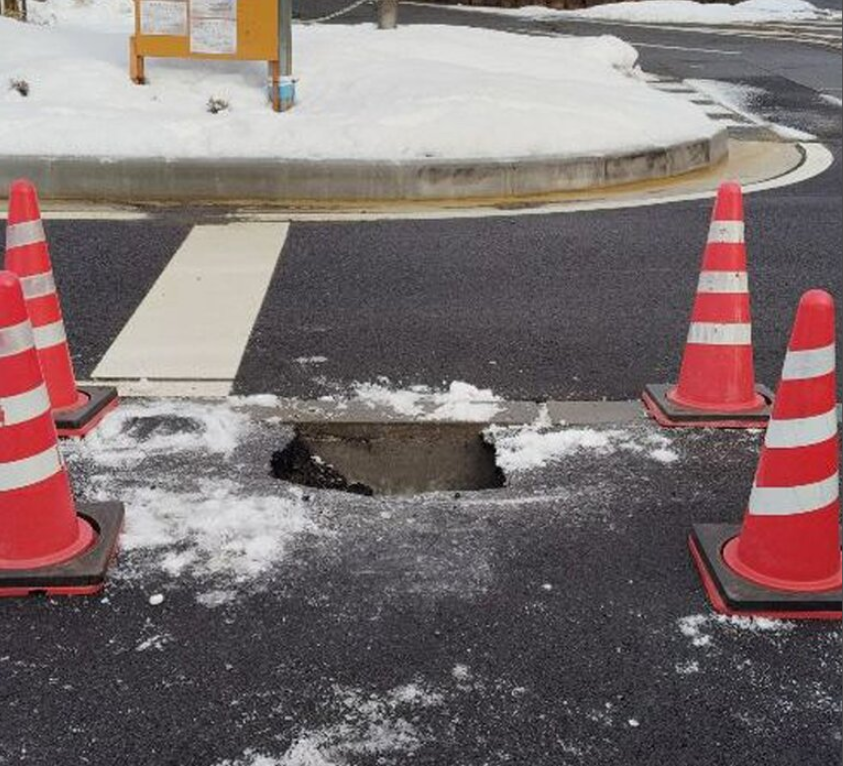 滋賀県の国道が陥没、車がはまってパンク　路面融雪のための管が腐食、原因の可能性