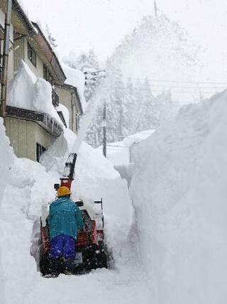 【除雪中転落】魚沼市73歳男性死亡、屋根から転落