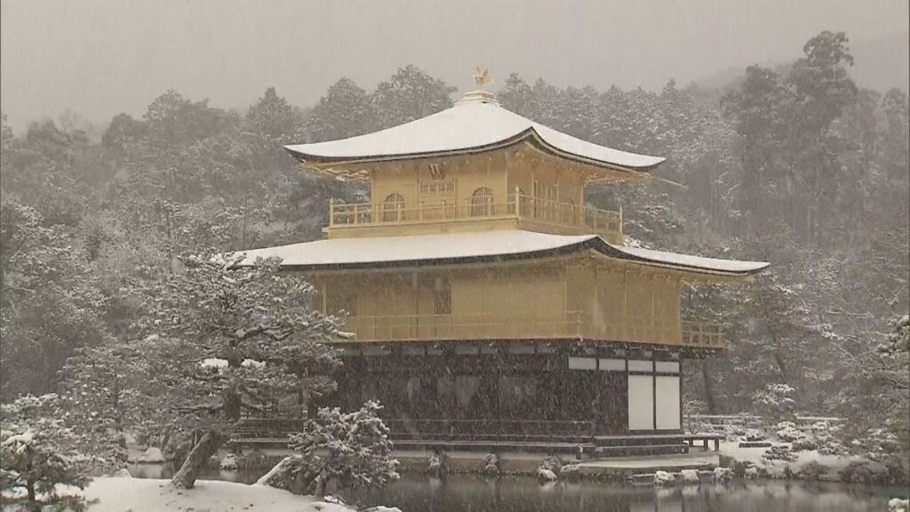 京都、大雪により金閣寺が雪化粧