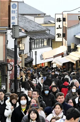 「オーバーツーリズム」の京都・東山、敷地に無断侵入・欄干破壊…住人たちは何を思う？