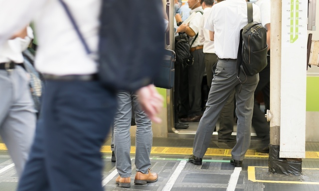 【どかないマン】「痛えんだよ！」満員電車で『ドアの前から絶対に動かない』男性が逆ギレ…他の乗客が放った「一言」にスッキリ