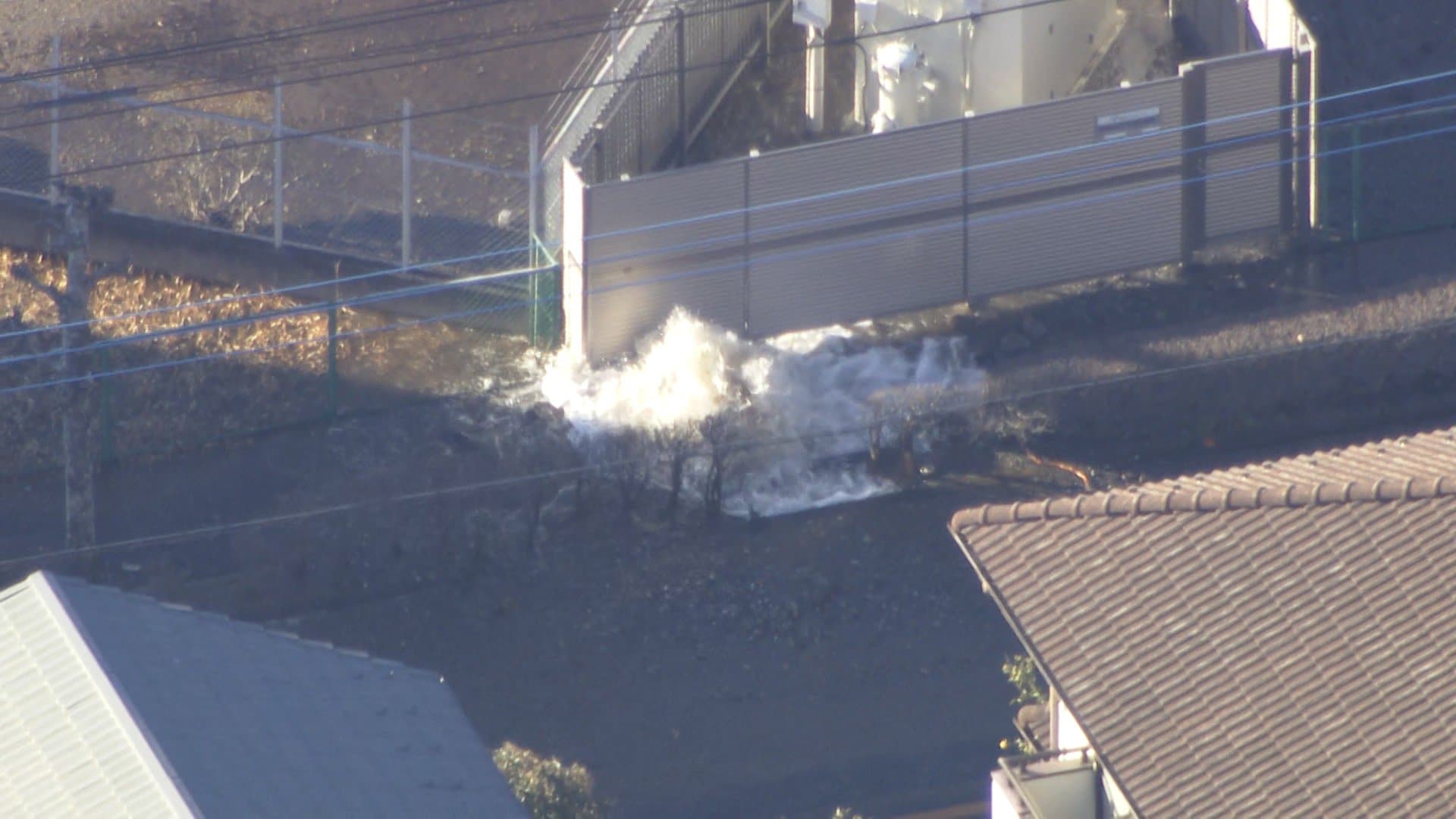 【また埼玉】埼玉県所沢市で道路から水が噴き出す、付近で交通規制…水道管が破裂か