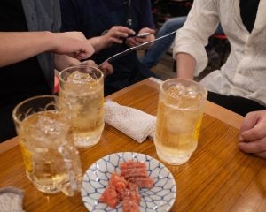 【普通の基準】飲食店で働く人がぶっちゃける“イラっとした客の言動”「『同じのください』は困る」「お冷を人数分出しても結局余る」