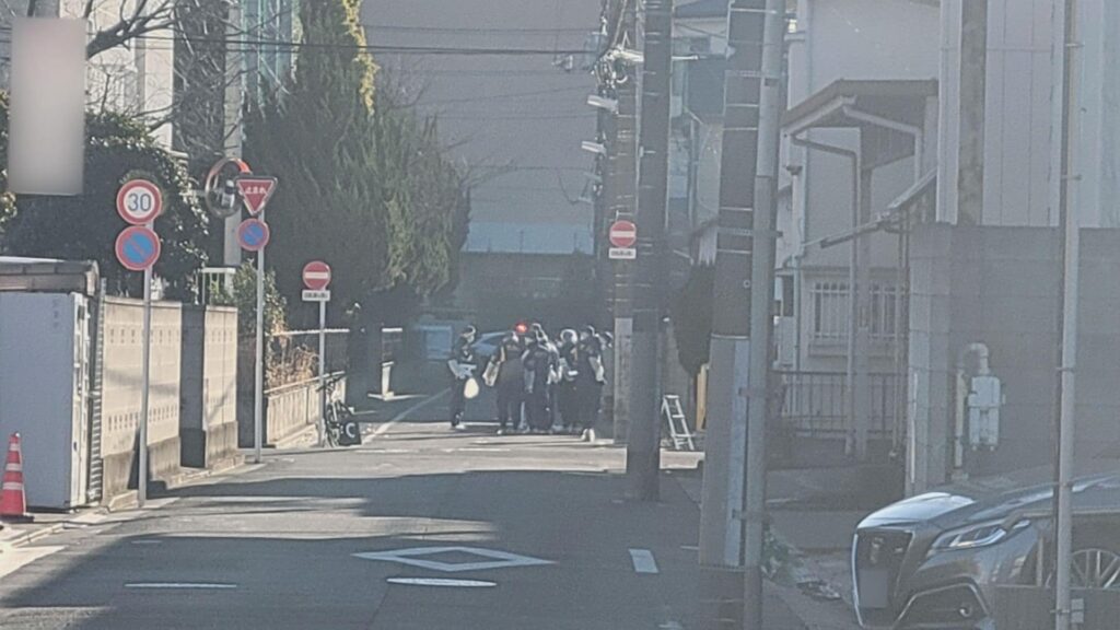 【東京】「友人に刺された」足立区の路上で男性が刃物で胸を刺され死亡 10代少年を殺人未遂の疑いで逮捕 警視庁