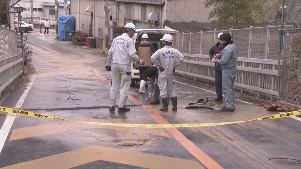 【老朽化か】大阪府で水道管の破損相次ぐ、堺区で断水「道路から泥水」美原区では通行止めも…