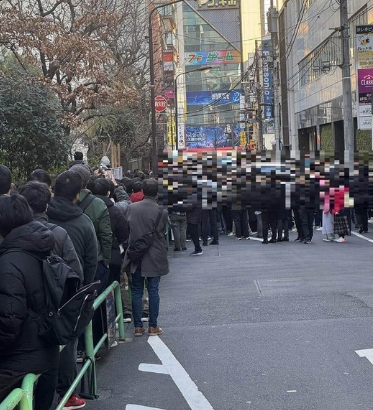 ビデオカード抽選で中国人客大集結。幼稚園のフェンスに登り看板を破壊、怒号が飛び交い警察出動も