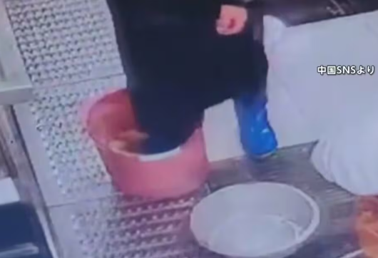 “長靴で足踏み”し中学校の給食食材を洗うスタッフに批判殺到。小便しないだけマシ　中国・江西省