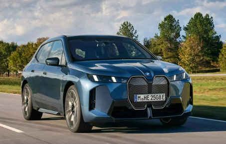 BMWがフラッグシップEV『iX』の新型を発表　開発責任者「豚鼻グリルの存在感を減らした」